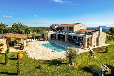 Image de Villa de luxe 5 étoiles avec piscine d'eau salée chauffée pouvant accueillir jusqu'à 12 personnes