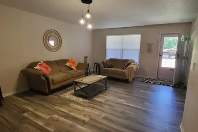 Image de Charming Portage Lakes Remodeled House sleeps 7, 5-minute walk to the lake