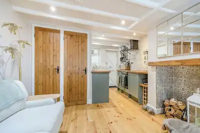 Image de This charming cottage blends historic character with modern comforts.