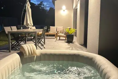 Image de Maison neuve moderne et familiale avec Jacuzzi