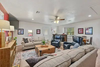 Image de Good Bull Getaway: 3 Br + Backyard Deck