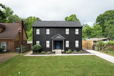 Image de Charming 3-Bedroom Midtown Estate with Large Deck and Balcony