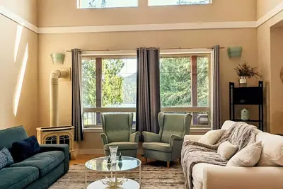 Image de Lovely large Lakehouse with breathtaking views in peaceful surroundings in Sooke