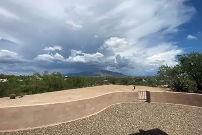 Image de Urban Oasis with Stunning Views