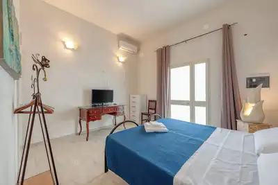 Image de Chambre 'Anghelos - Piromafu' avec Terrasse partagée, Wi-Fi et Climatisation
