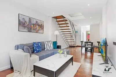 Image de KozyGuru | Redfern | 2 Bed terrace | Free Parking