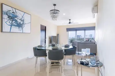 Image de Lujo en las Alturas: Dpto en Zona Tranquila