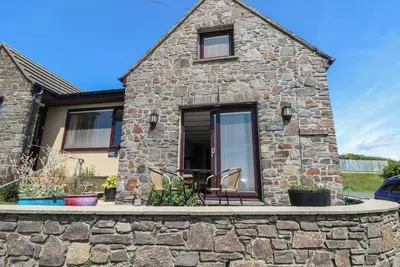 Carreg Ddu, pet friendly, character holiday cottage in Solva
