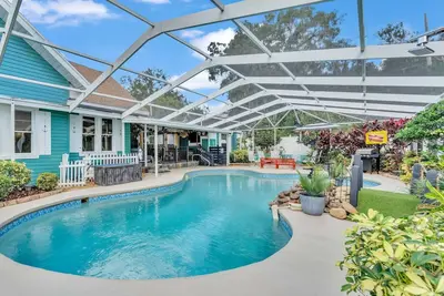 Image de Lakefront Retreat at 6br Escape w/ Heated Pool | Private Dock | Game Room | Deck | Perfect