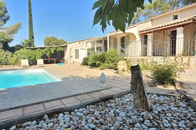 Image de Villa avec piscine privée avec un grand jardin
