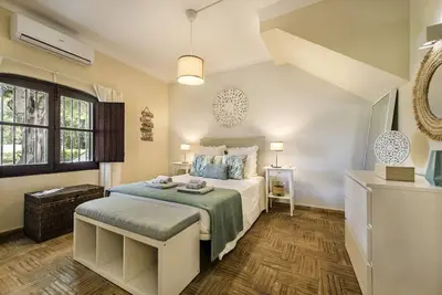 Image de Maison rustique avec piscine et jardin