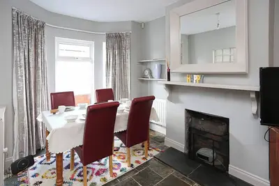 Image de Modern 3-Bed Home with On-Street Parking