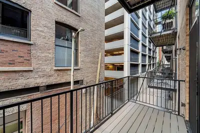 Image de Chic River North 2bd Condo with Parking & Balcony