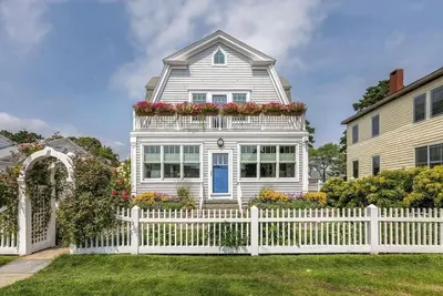 Image de Charming 3-bedroom house steps to Pine Point Beach with backyard oasis