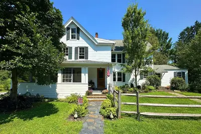 Image de Private Unit in shared 1830 Farmhouse