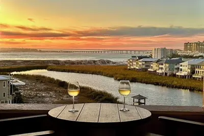 Image de Jetty view at Jetty East! Enjoy one free beach chair set up and umbrella each da