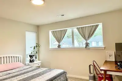 Image de Cozy 1b1b1wc suite in Renton with WiFi, Ac, dedicated work space