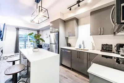 Image de *New* Luxury Niagara Townhome | 5 Min to Falls | Sleeps 4 | Parking