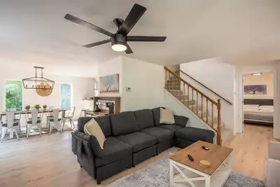 Image de Updated Large River Front Home with Hot Tub
