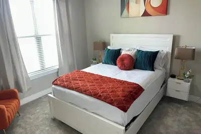 Image de Orange  moon 1-bedroom apartment w/queen Sofa bed in the Heart Of Dallas!