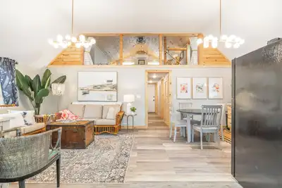 Image de New-The Beach Haus- Luxe Cottage, professionally designed w/ WiFi, linens incl.