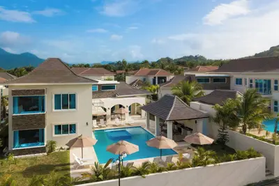 Image de All Inclusive Luxury 4-bedroom Crown villa with Vip chef and concierge services!