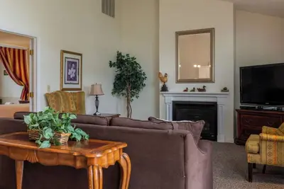Image de Beautiful 2-bedroom condo in Bethel, fitness room, WiFi, walk to restaurants