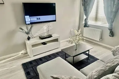 Image de Spacious 4-Bed in Vibrant Community with Family Park & Garden Oasis!
