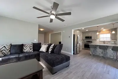 Image de Luxury modern home near uptown!