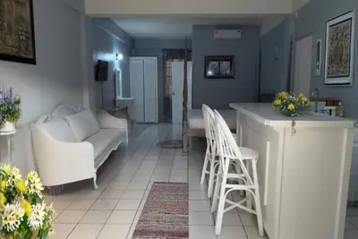 Poolside Suites 5-Mins from the Beach w/ Ac & Wi-Fi