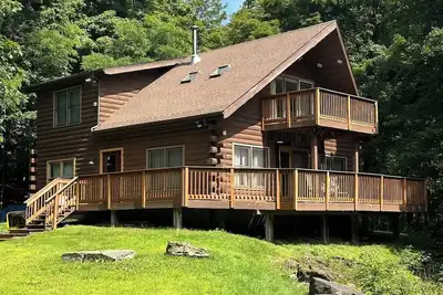 Image de Charming 3-bdrms & loft cabin, with WiFi, mins to Elk Mountain by Lake Idlewild