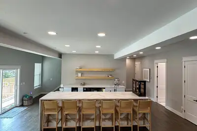 Image de Giant 10-bedroom lakefront home with large pool, hot tub, and dock