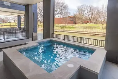 Image de New modern lakefront property, featuring a private cocktail pool and boat slip.