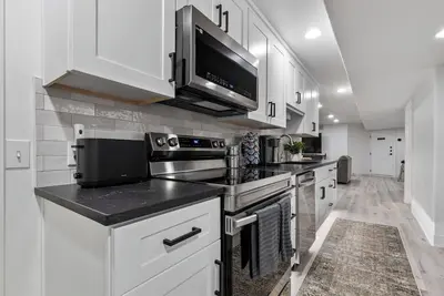 Image de 2-bedroom basement apartment with a touch of class - your \"Home Away from Home\"