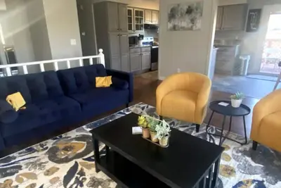 Image de Centrally located furnished home