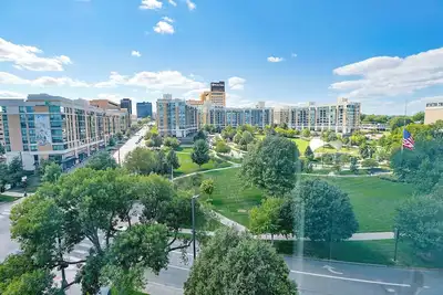 Image de Art Deco style cozy 1-bedroom condo in beautiful midtown crossing with a view