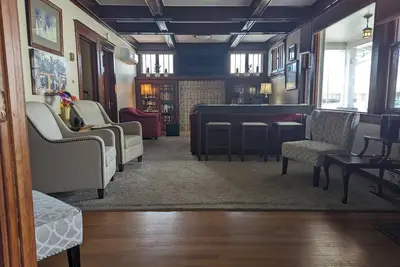 Image de 1916 Craftsman with modern conveniences two blocks from the Civic Center.
