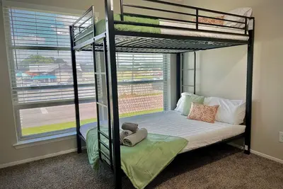 Image de Charming 2-bedroom apartment with Ac, washer/dryer, WiFi in Sherman and pool