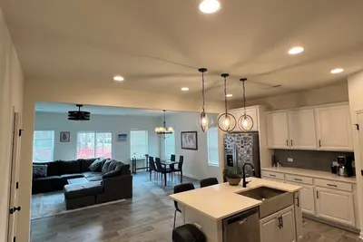 Image de Furnished 2br 1. 5ba - Long Term Rental Townhouse 10mi to Uptown 7mi to Airport.