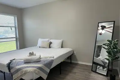 Image de Spacious modern 2 bdrm apt with pool, washer/dryer, internet, great location