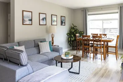 Image de Beautiful 3 Bedroom House w/ Hot Tub, Sauna & Private Yard - 2 Minutes to Rmr