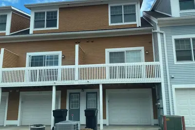 3-bedroom 3. 5 bath condo in enchanting Saugatuck with Ac, WiFi. Relax and unwind