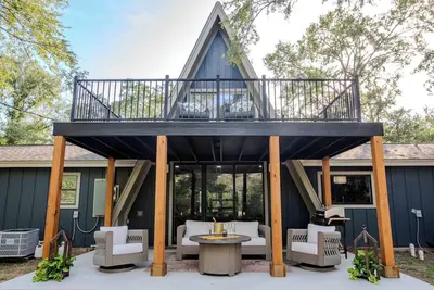 Image de Luxury 3-bedroom with elevated speakeasy vibes, sleeps 10, and brand new