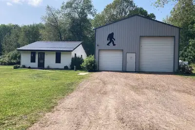 Image de Squatch Mountain is a 2-bedroom Cabin for all your \"Upnorth\" Fun! Dog Friendly