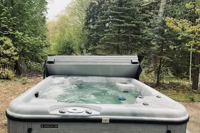 Image de Hot Tub, beach access, 2-bdrm cottage just outside Port Austin with Ac & WiFi #1