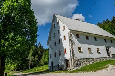 Image de House is located in a quiet area, surrounded by meadows, forests and a stream.