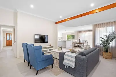 Image de Beautiful Home away from Home beside the beach.
