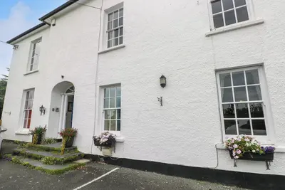 Bay View Apartment, family friendly, with a garden in Tenby