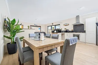 Image de Entire Spacious 4 Br Home near Beach, Foreshore, City Centre- Fantastic Location