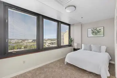 Image de Sleek 2br Downtown Retreat with Gym